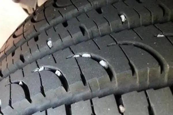 汽车行驶中外面一直哒哒哒响 汽车行驶中外面一直哒哒哒响