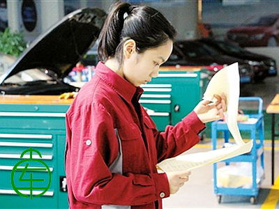 汽修专业女学霸罗紫薇能换勾机轮胎