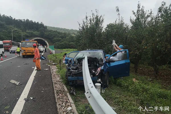 车辆高速行驶时跟前车太近容易追尾