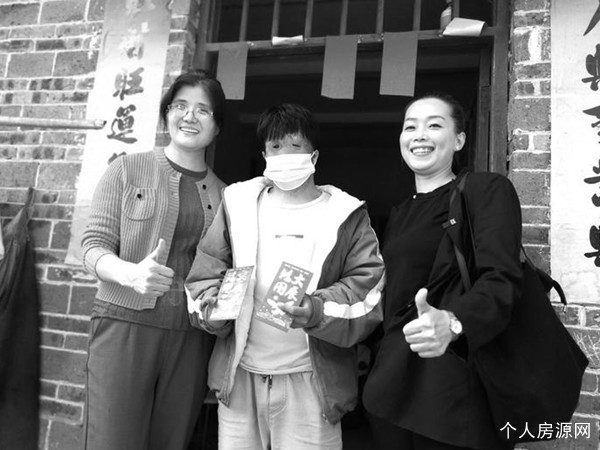 陈后富（中）与爱心人士在一起