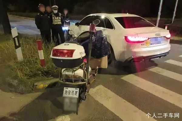 电动自行车强闯红灯被新手司机撞倒在地