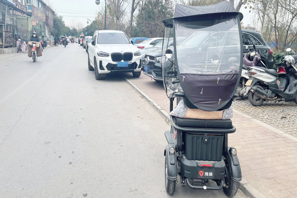 花鸟市场内又见车辆乱停乱放，占道阻通行进出易剐蹭