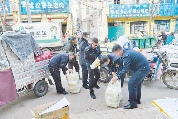 菜农的三轮车侧翻之后,城管来了 菜农的三轮车侧翻之后,城管来了