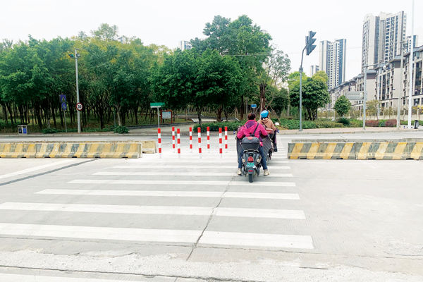 桂中大道红葫路口设置水泥隔离墩，车辆通行效率得到提升