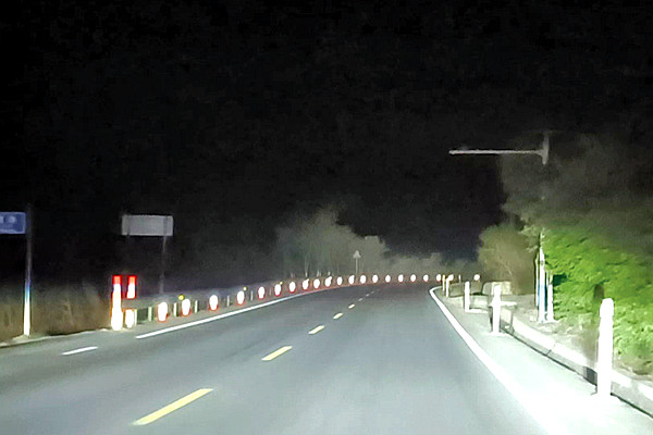 公路部门实施道路养护精细化管理,设置反光护栏增加安全系数 公路部门实施道路养护精细化管理,设置反光护栏增加安全系数