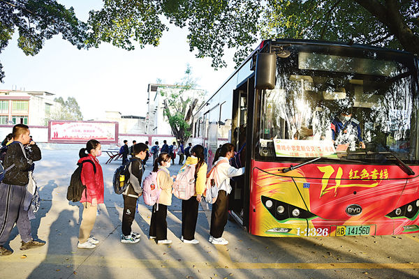 公交司机梁春燕用心用情接送特教学校学生，红色专线温暖“护学路”