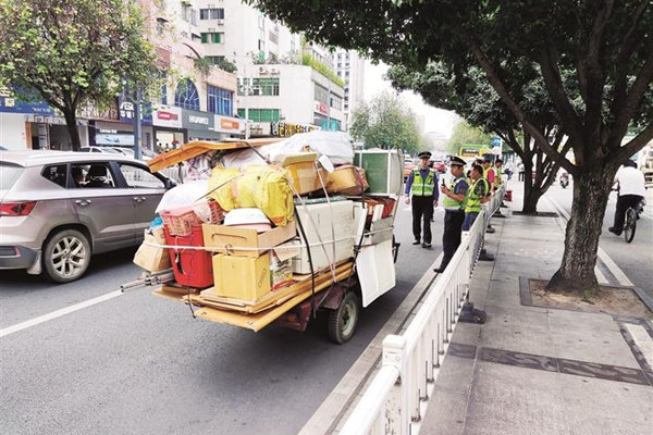 三轮车满载废旧家具上路被依法暂扣,车主被城管批评教育 三轮车满载废旧家具上路被依法暂扣,车主被城管批评教育