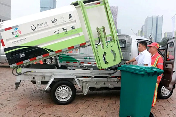 柳州一批24辆新能源环卫车交付,零排放长续航高效节能垃圾车 柳州一批24辆新能源环卫车交付,零排放长续航高效节能垃圾车