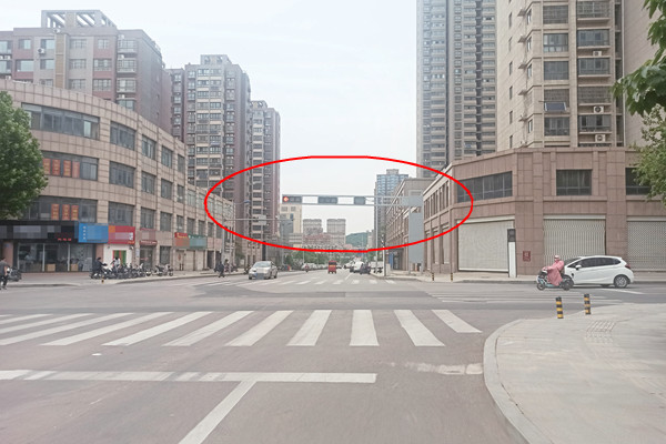 直行、左转时绿灯黑屏,淮河路北侧信号灯不正常工作 直行、左转时绿灯黑屏,淮河路北侧信号灯不正常工作