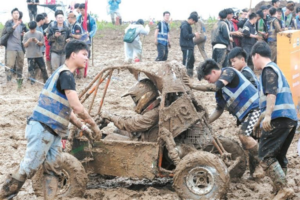 第七届中国汽车工程学会巴哈大赛结束，柳州多所院校车队获奖