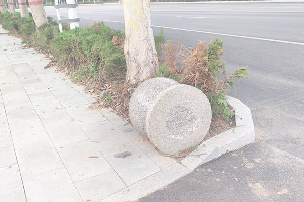 路边的石球能推倒吗，为了停车可以将挡车石球挪开吗